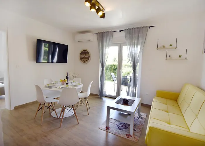 아파트 Family-friendly With Swimming Pool Cepljani, - 23565 우마그